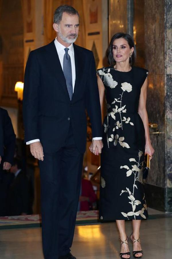 En la entrega de los Premios Francisco Cerecedo  vimos a doña Letizia con un impecable vestido midi con estampado floral de Dries van Noten, una de las nuevas firmas que incluyó la Reina en su armario en 2019.