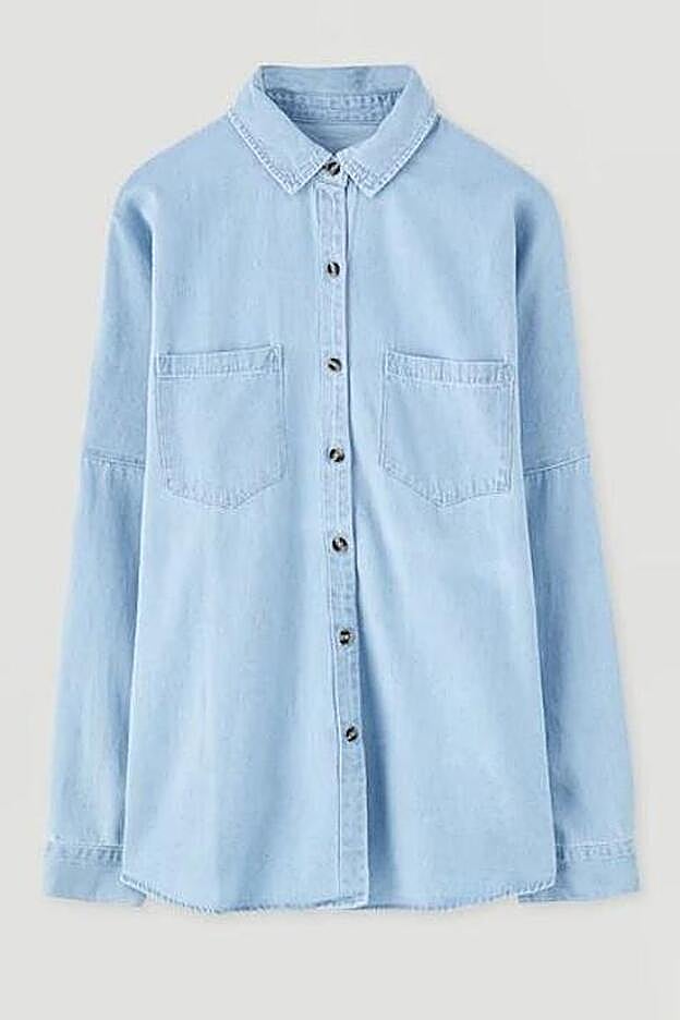Camisa vaquera de manga larga y corte oversize.