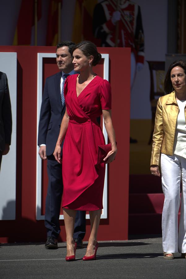 Pocos días antes, en la celebración del desfile de las Fuerzas Armadas en Sevilla,  la Reina se estrenó por primera vez con un diseño de Cherubina : este favorecedor vestido rojo midi.