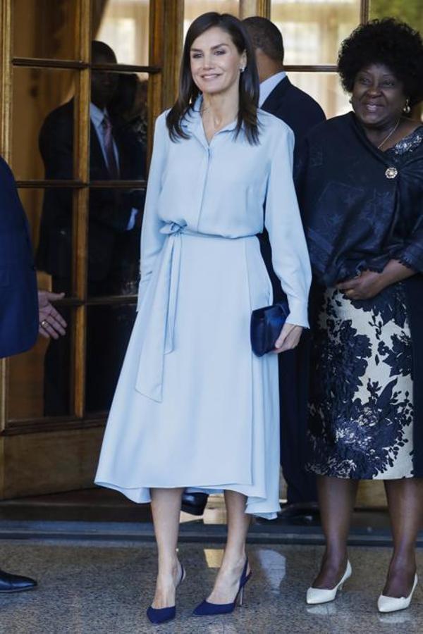 Muy sencilla y elegante encontramos a  la Reina en su visita a Mozambique  con este vestido camisero azul bebé de Pedro del Hierro.