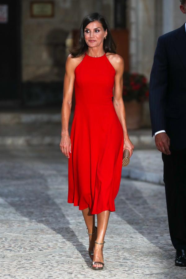 Doña Letizia estrenó este mes de agosto este favorecedor vestido rojo de escote halter en la  tradicional cena en el Palacio de la Almudaina  que cada año ofrecen los Reyes a las gtresidades baleares.