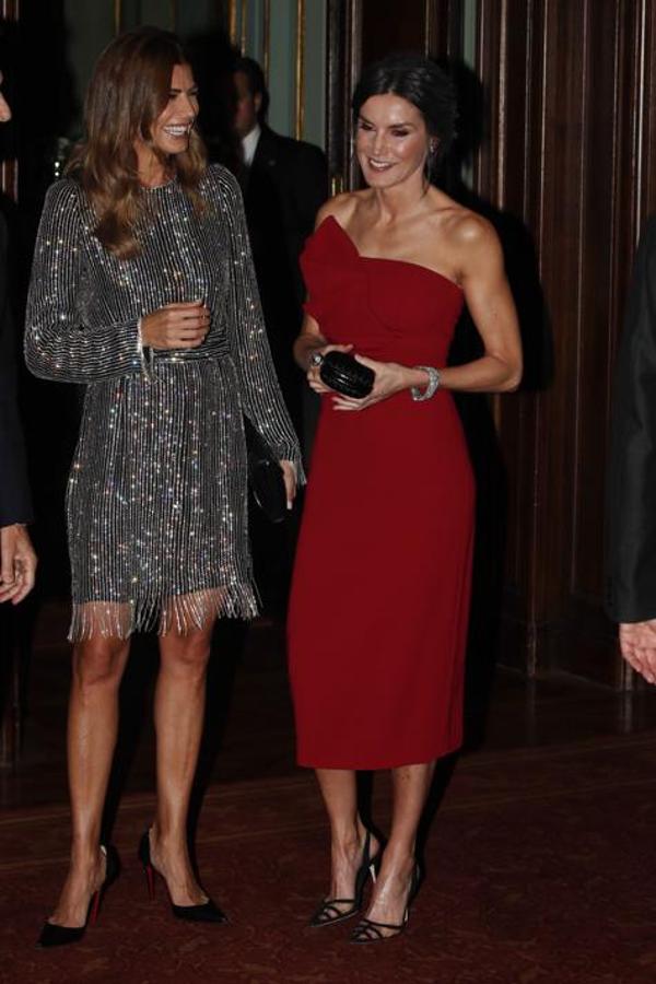 En su viaje oficial a Argentina el pasado mes de marzo la Reina nos dejó algunos de sus mejores looks del año, como  este imponente vestido rojo de Roberto Torretta  que combinó con zapatos transparentes de Manolo Blahnik.