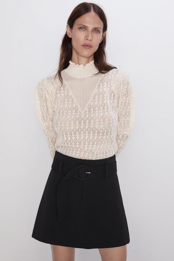 En versión romántica con calados, de Zara (19,95 euros).