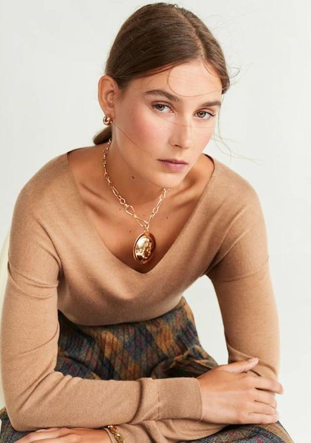 Un básico para la oficina, con cuello de pico en color camel, de Mango (22,99 euros).