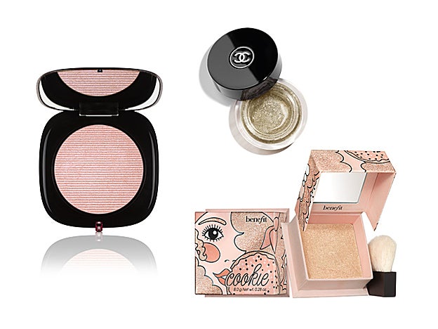 Iluminadores O!mega Glaze Showstoppe de Marc Jacobs para Sephora (42 €), Le Gel Pailleté de Chanel (45 €) y Cookie Highlighter de Benefit (34 €).