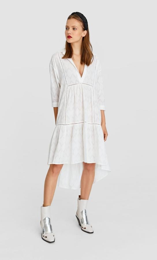 Vestido asimétrico con cuello en pico y en color blanco, 29,99 euros.