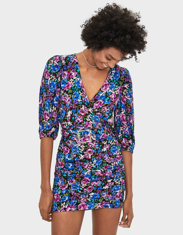 Vestido de flores con estampado floral y cinturón, 29,99 euros.