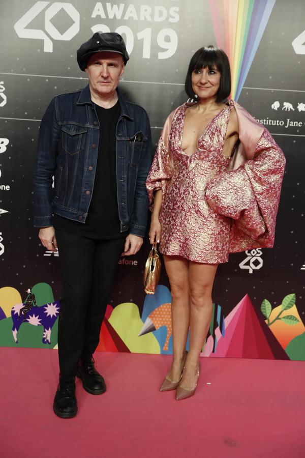 Eva Amaral apostó por un vestido metalizado escotadísimo con chaqueta capa a juego.