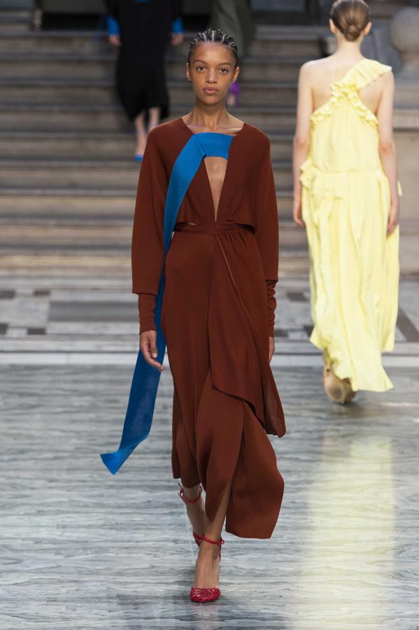 Desfile P/V 2020 de Victoria Beckham.