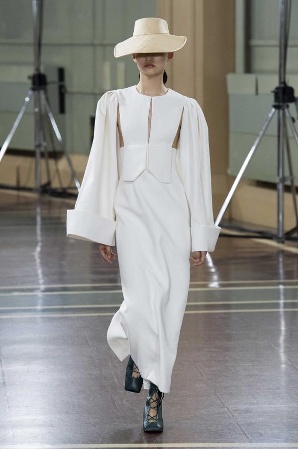 Desfile P/V 2020 de Emilia Wickstead.