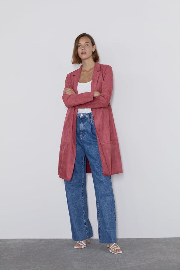 Abrigo con efecto ante, cuello solapa y manga larga en color rosa, 29,95 euros.