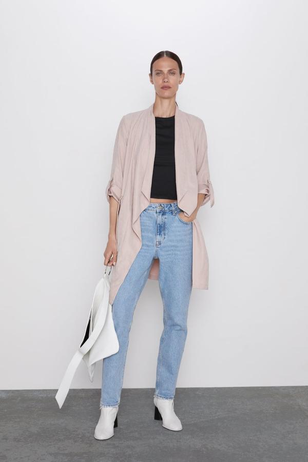 Levita con cuello solapa y manga larga remangada en color rosa claro, 39,95 euros.