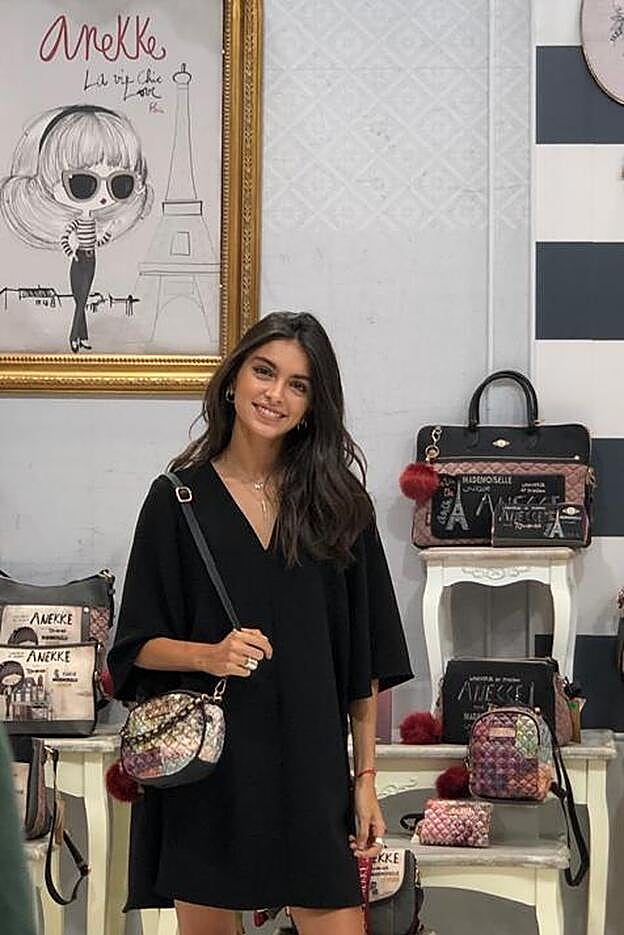 Lucía Rivera durante la presentación de la nueva colección de Anekke con vestido negro de Dolores Promesas y joyas de Uno de 50.