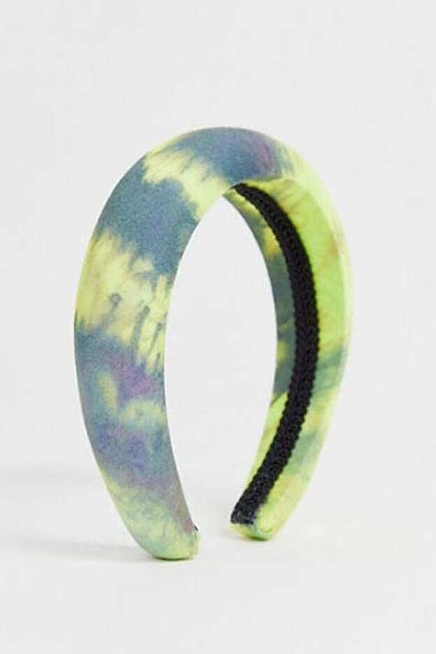 Diadema acolchada con estampado teñido anudado en verde de ASOS, 10,49 euros.