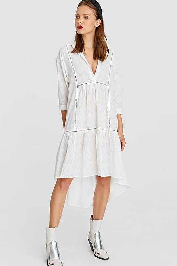 Vestido blanco de inspiración boho muy parecido al que lleva la influencer Belén Hostalet.