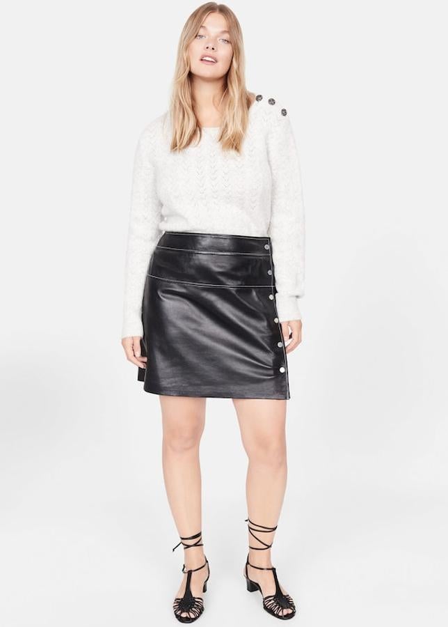 Es un diseño de piel de Violeta (89,99 euros) con costuras en contraste, forro interior y cierre lateral con botones a presión.