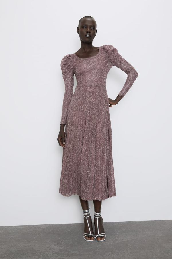 Este vestido de Zara de hilo metalizado, falda plisada y con hombreras fruncidas cuesta 59,95 euros y podríamos decir que es uno de los más bonitos de esta selección.