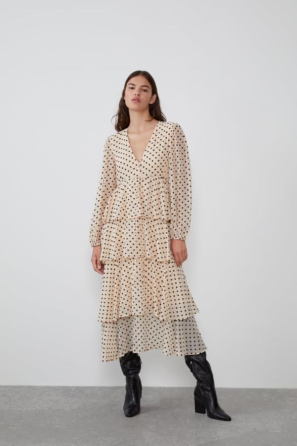 Otro de los vestidos midi virales de la  nueva colección de Zara  es este modelo de lunares y volantes que cuesta 39,95 euros.