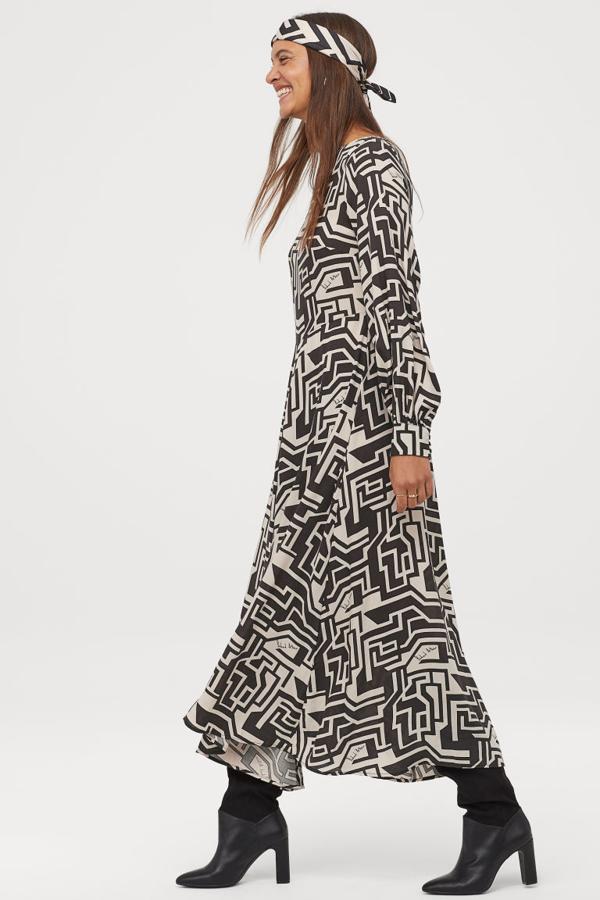 De la  colección de Richard Allan para H&M  destacamos este vestido midi estampado en blanco y negro que cuesta 39,99 euros.