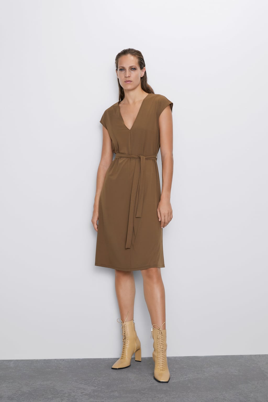 Vestido kaki con cinturón y escote a pico de la nueva colección de Zara. (19,95 euros).