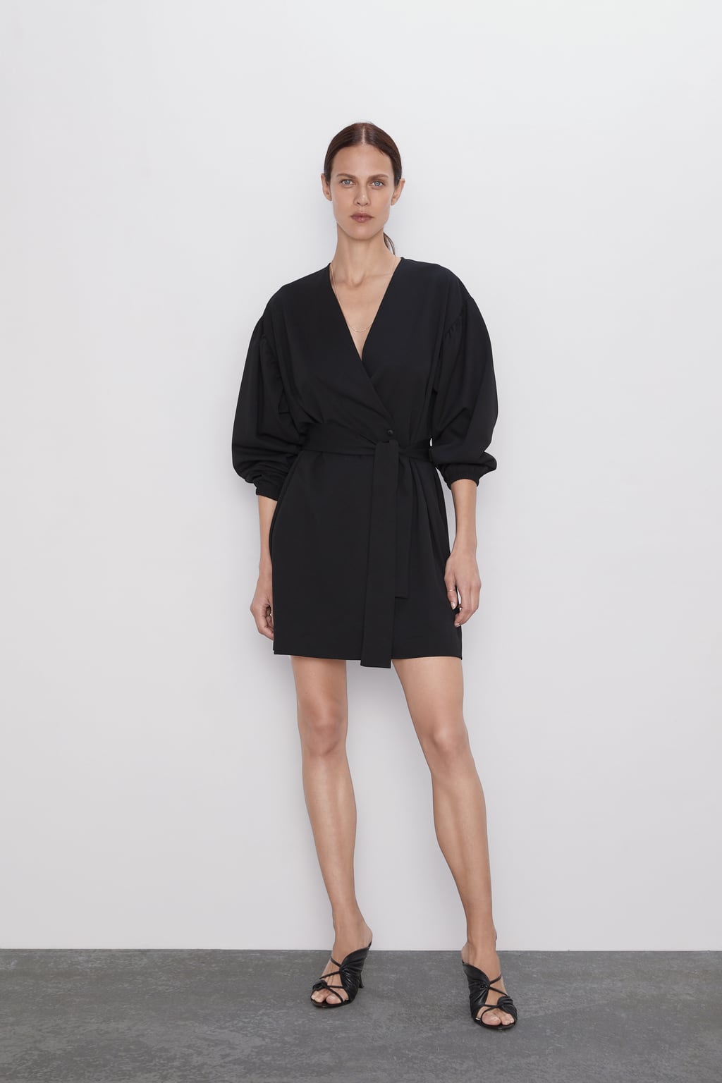 El clásico little black dress que todas deberíamos tener en el armario ¡y con cinturón! Otro nivel, amiga. (17,95 euros).