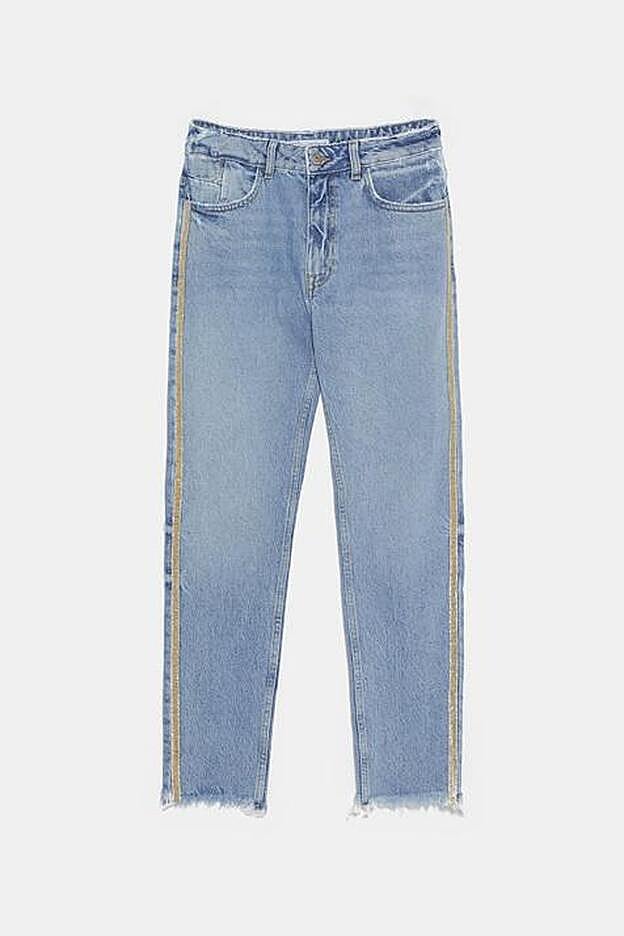 Jeans de tiro alto con banda lateral de abalorios, 29,95 euros.