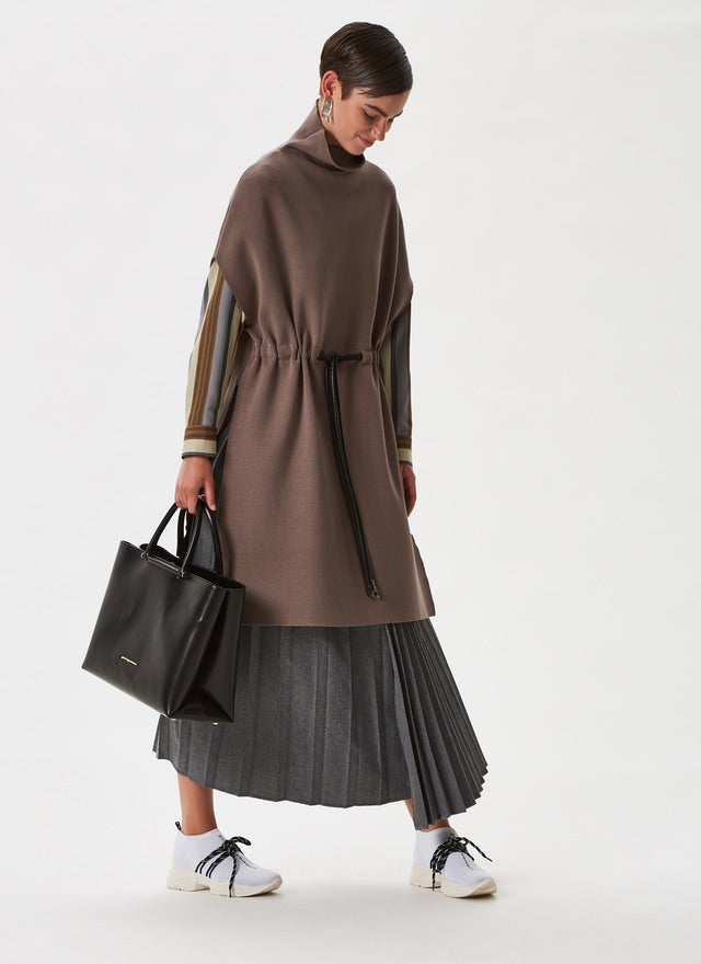 ¿Puede haber un maxi bolso más sencillo y perfecto para combinar con absolutamente todo, en cualquier circunstancia, que este de Adolfo Domínguez? Cuesta 278 euros.