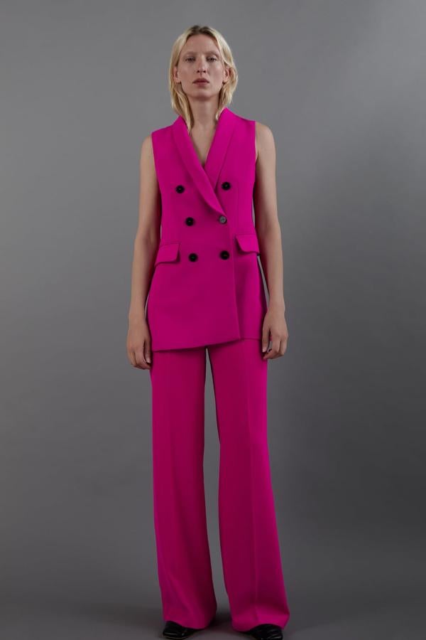 Traje de pantalón flare (39,95 euros) y chaleco rosa fucsia (39,95 euros) de Zara.