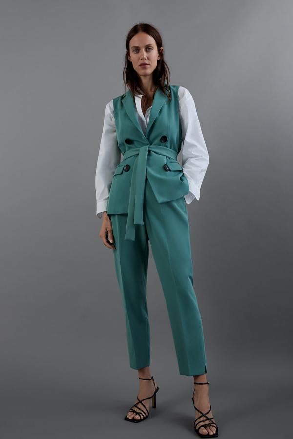 Traje agua marina con pantalón fluido (29,95 euros) y chaleco con botones y lazada en la cintura (39,95 euros) de Zara.