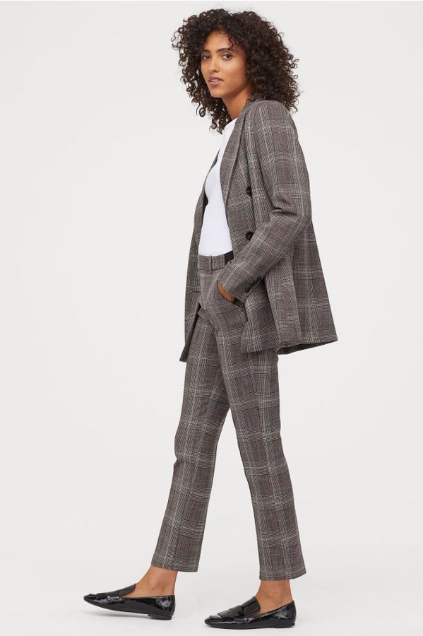 Traje de cuadros marrón oscuro con pantalón pitillo (19,99 euros) y blazer larga (39,99 euros) de H&M.