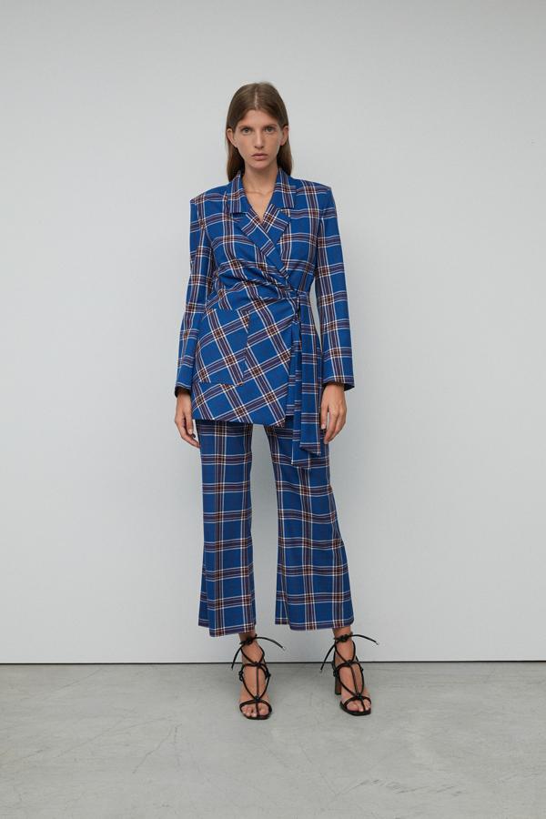 Traje de cuadros azul con pantalón culotte (35,99 euros) y americana con lazada a un lado (59,99 euros) de Sfera.