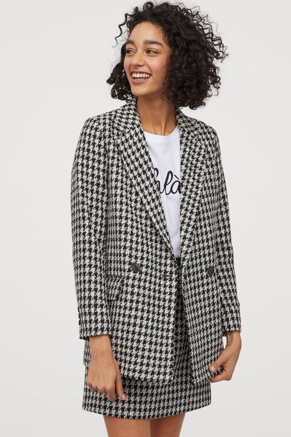 Traje de americana larga (39,99 euros) y falda mini (24,99 euros) de estampado de pata de gallo de H&M.