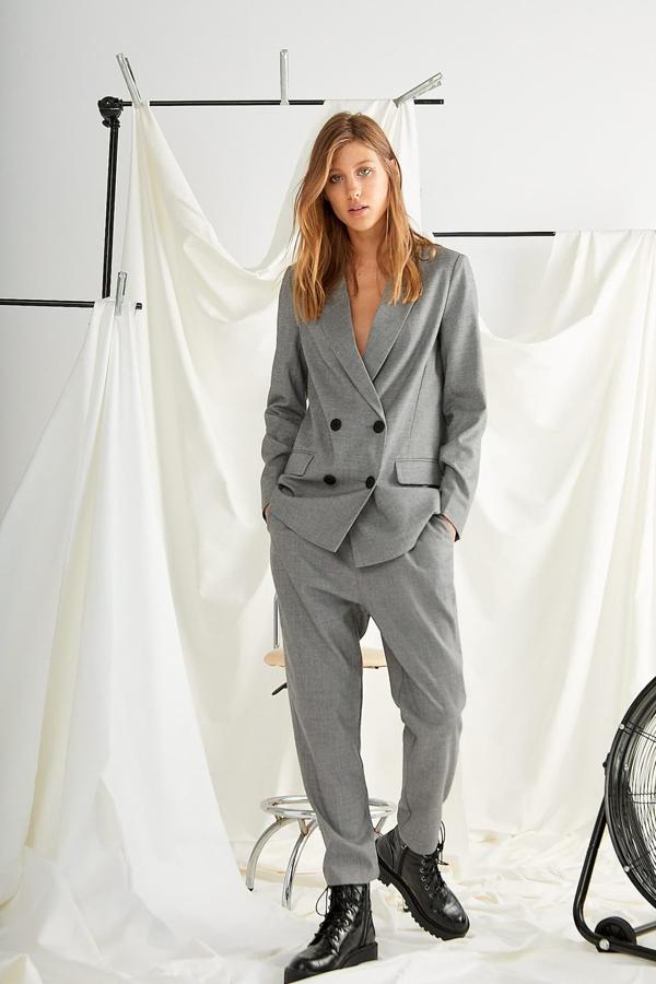 Traje gris marengo de Stradivarius con pantalón con cadena (19,99 euros) y americana de doble abotonadura (35,99 euros).