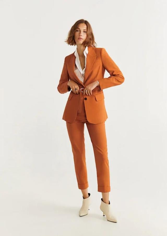Traje naranja de Mango con pantalón con bajo con vuelta (39,99 euros) y americana con cinturón y hebilla (59,99 euros).