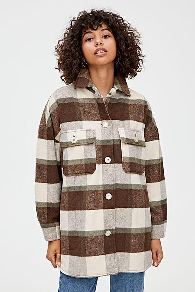 Sobercamisa de cuadros de Pull&Bear (35,99 euros).