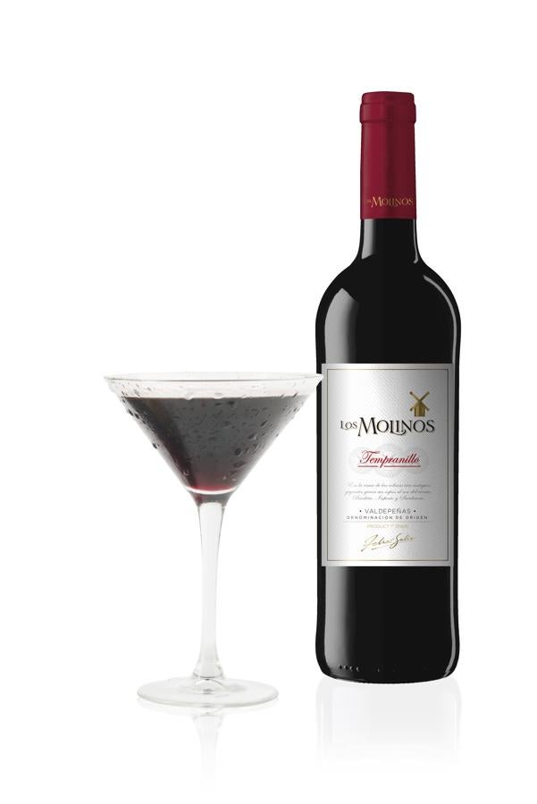 ¿Y si este otoño innovamos y tomamos el vino en forma de cóctel? Hemos probado el Dark Addiction preparado con Los Molinos Tempranillo, licor de cacao, vainilla en jarabe y sirope de chocolate y te podemos asegurar que te va a encantar...