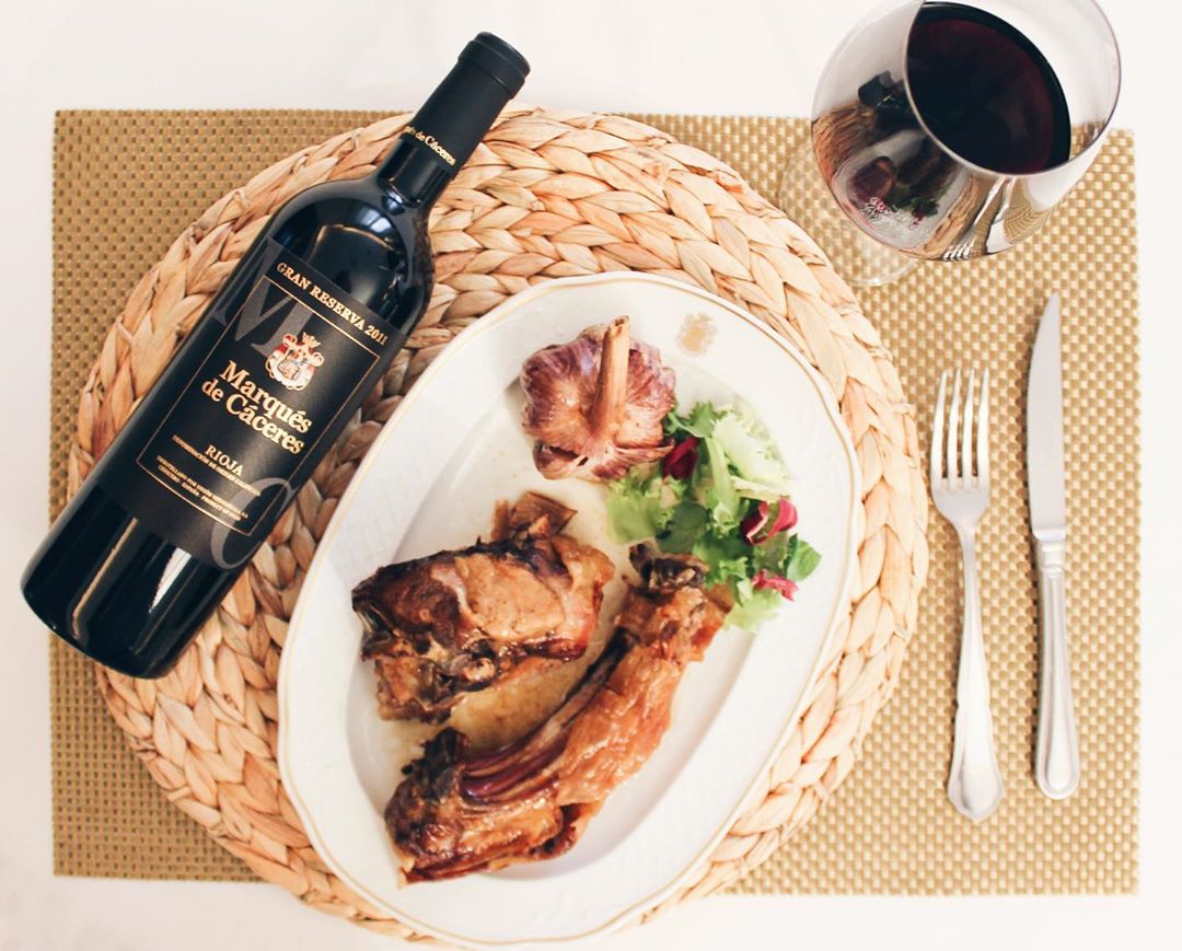 El otoño comienza oficialmente el 23 de septiembre, y con él, llegan los platos más contundentes, los asados, los pucheros, las setas... Y todo ello, merece, claro, un buen acompañamiento. Uno de nuestros vinos favoritos para regar las comidas más contundentes es el Marqués de Cáceres Gran Reserva, un tinto con el que nunca se falla.