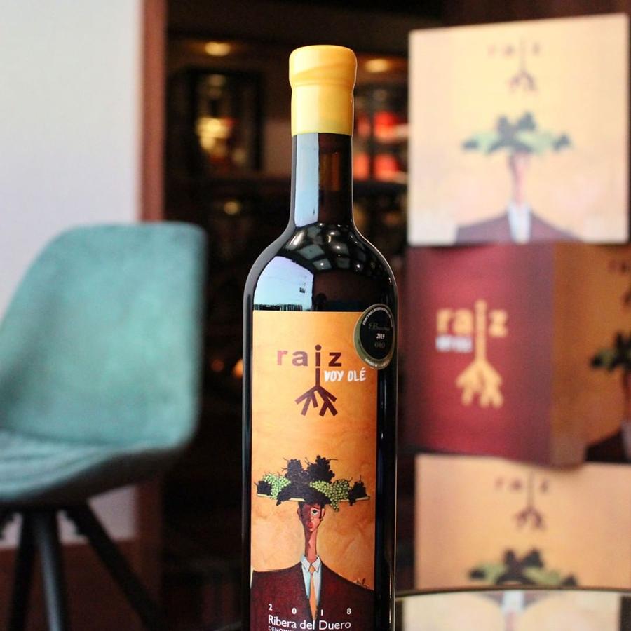 Para los amantes del vino más curiosos, este otoño nos quedamos con Raíz Voy Olé, de Bodegas Raíz de Guzmán, un vino único completamente frutal cuyo principal factor diferenciador es el hecho de que no pasa por crianza en barrica. De un rojo rubí muy intenso, es el primer vino de cada añada de la DO Ribera del Duero, y su gusto jugoso, carnoso, fresco, sedoso y elegante nos hará creer que nos estamos comiendo un racimo de uvas negras.