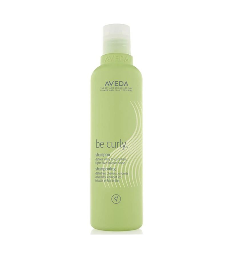 Lava suavemente ondas o rizos y los define con una combinación de aloe orgánico y proteína de trigo que se expande con el cabello húmedo y se retrae cuando está seco, controlando el encrespamiento y aumentando el brillo. Su aroma pure-fume propio de la marca, incluye limón, bergamota y naranja de certificación orgánica, además de otras esencias de plantas y flores orgánicas. (24,50 €).