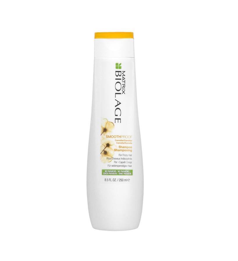 Cuenta con una fórmula diseñada para suavizar y domar el pelo, eliminando el encrespamiento. Conteniendo los extractos de la flor de camelia, trabaja para controlar el pelo rebelde. Además, utiliza una tecnología que lucha contra la humedad, bloquea el acceso de la humedad pero mantiene tu pelo hidratado, significando que elimina el frizz y el volumen no querido. (13,95 €).