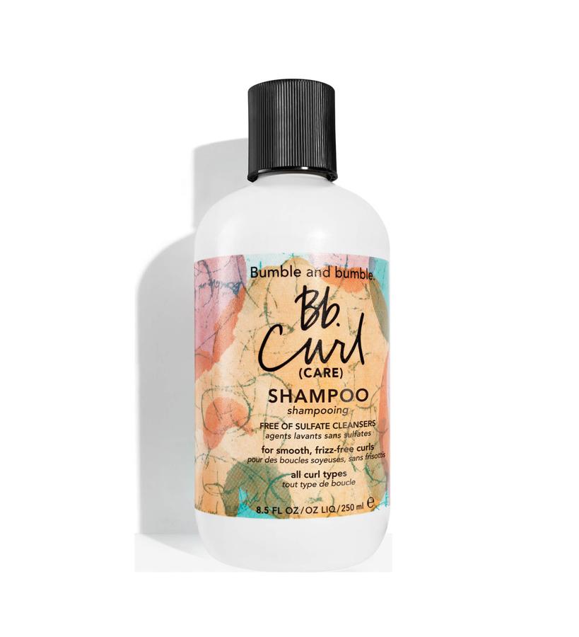 Enriquecido con partículas que realzan los rizos y con un complejo humectante protector, este champú retiene la humedad para mantener el cabello hidratado y eliminar las impurezas para dejar los rizos esculpidos y radiantes. Cada fibra capilar queda nutrida, protegida y libre de encrespamientos. Perfecto para el pelo rizado natural o químicamente. (28,95 €).