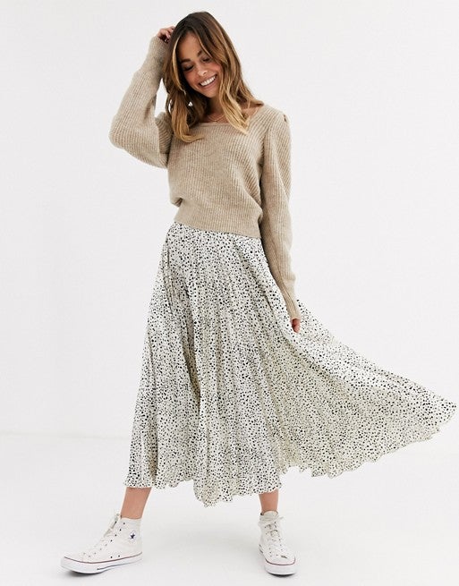 Falda midi con estampado de leopardo blanco de Asos. (44,99 euros).