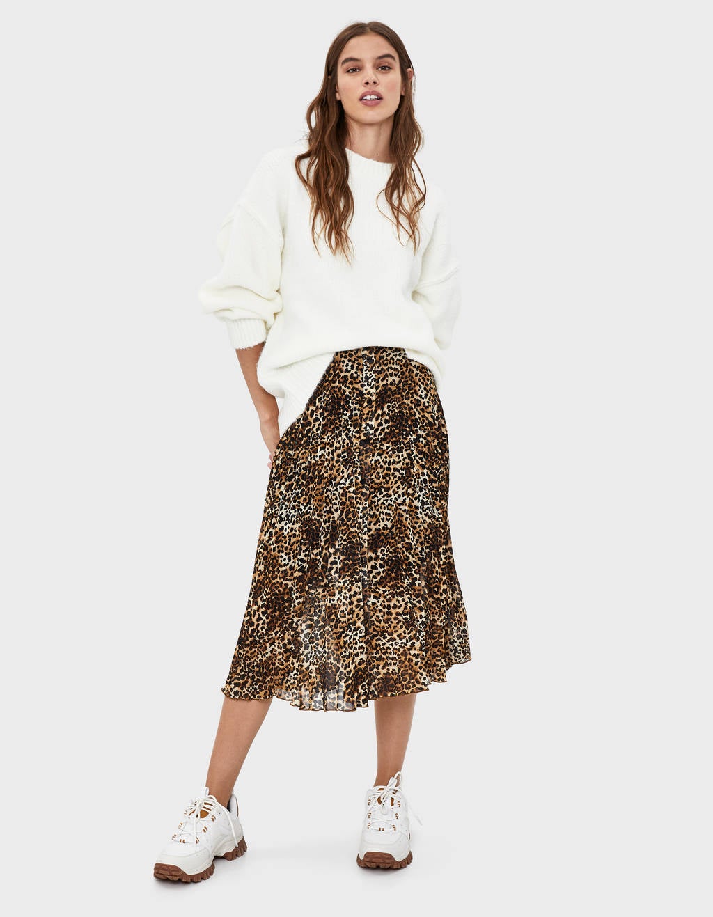 Bershka propone tonos más cálidos para esta falda de leopardo. (19,99 euros).