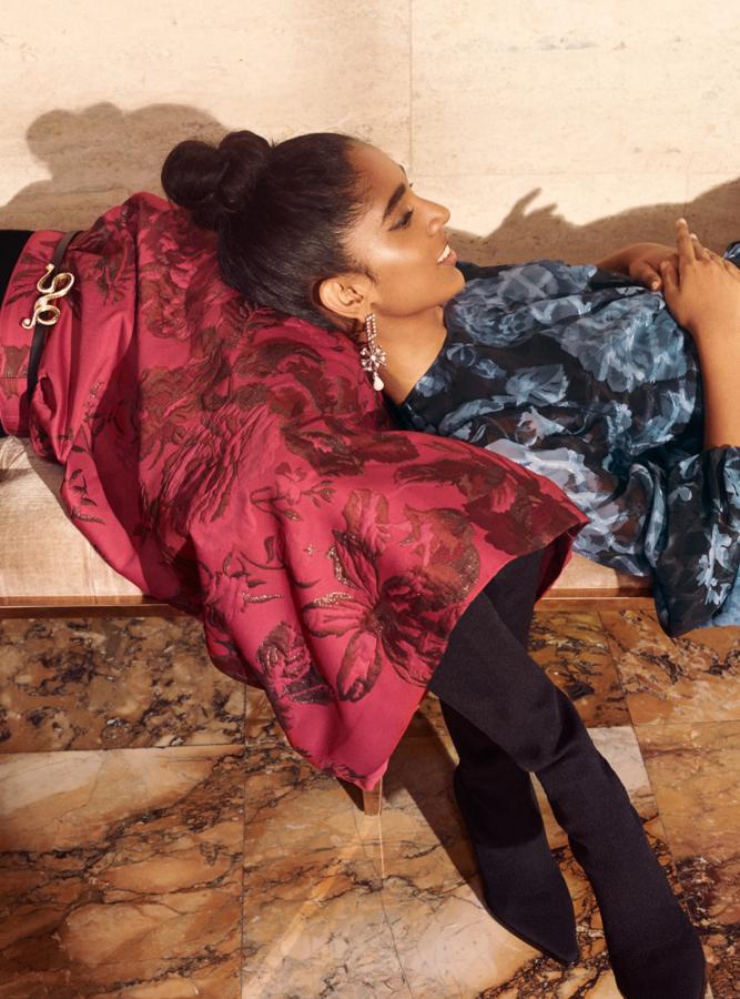 Falda en un tejido con mezcla de seda con estampado brocado (99 euros).