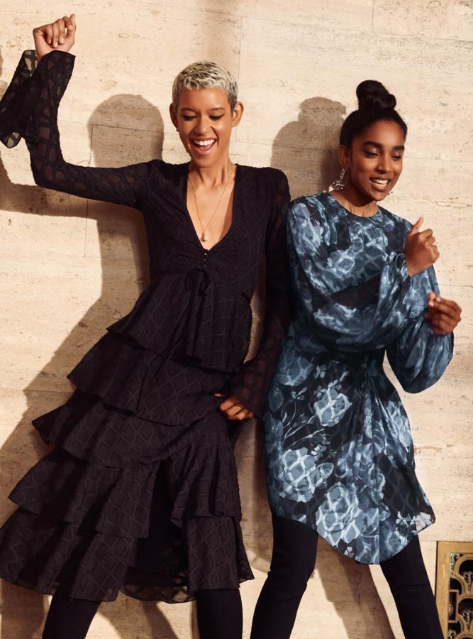 A la derecha, vestido corto con estampado de flores (69,99 euros). A su lado, vestido con estampado jacquard, mangas trompeta y falda de volantes (149 euros).