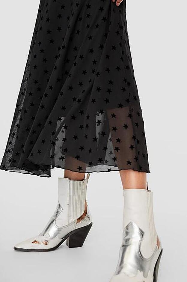 En Stradivarius la combinan con unas botas cowboy con detalles plateados.