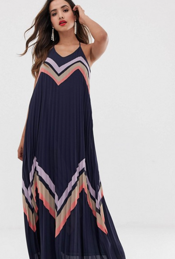 Vestido largo y plisado con diseño colour block de Y.A.S. (98,99 euros en Asos). Lleva escote halter, plisado suave, estampado de chevron colour block y espalda de nadador con tiras.