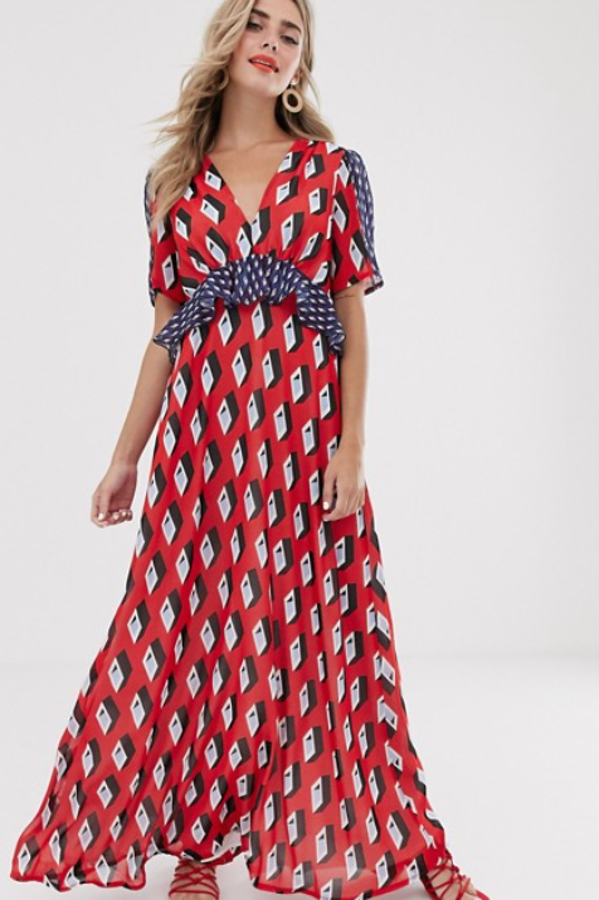 Vestido largo con escote pronunciado y paneles en contraste con el estampado geométrico de Twisted Wunder (en Asos, 103,99 euros).