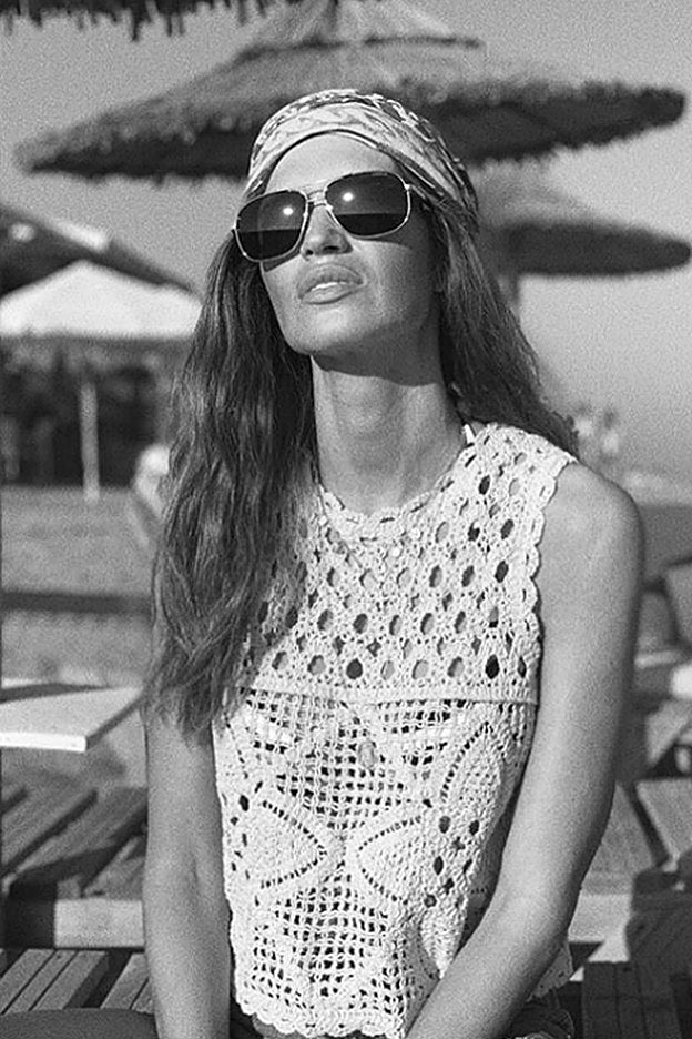 El top de crochet es perfecto para lucir al sol de otoño, como hace Sara Carbonero.