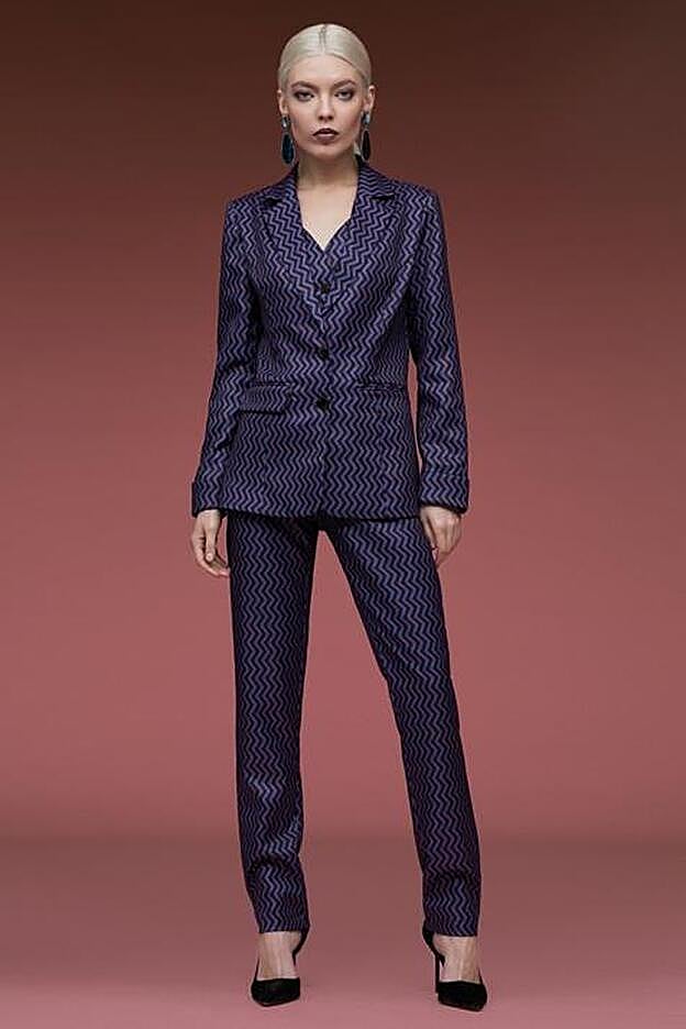 Nuria Roca ha escogido para un nuevo programa de 'El Hormiguero' un traje morado de Lola Casademunt.